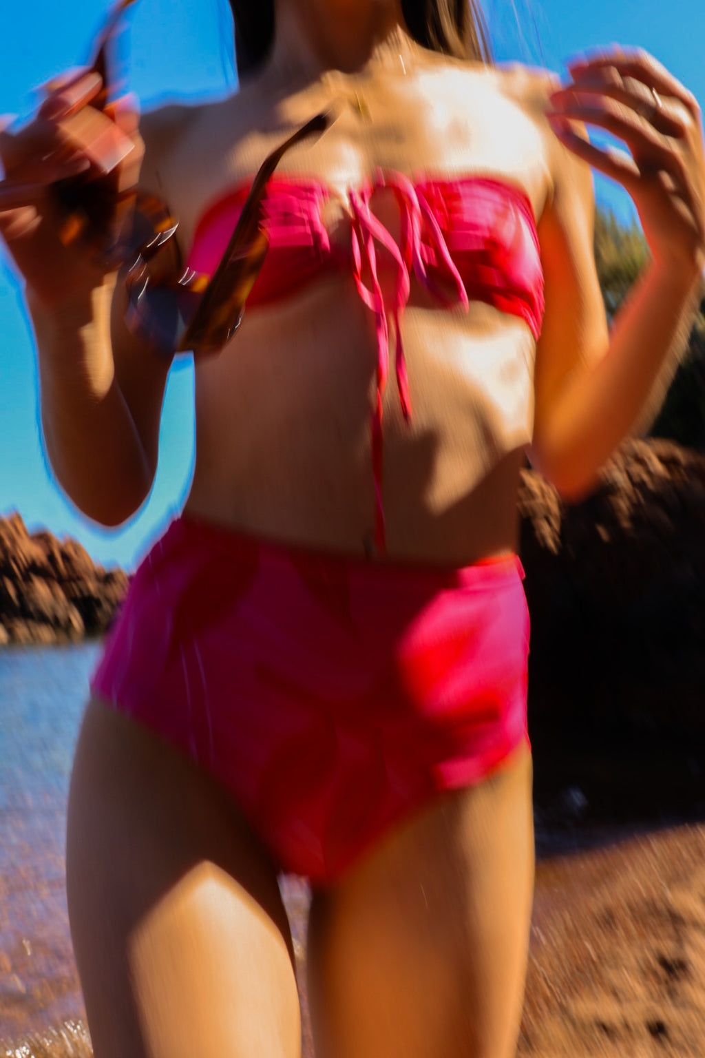 Femme portant le bas de bikini taille haute Aru Manaiki Bikini print fleuri avec protection menstruelle amovible ambiance ete