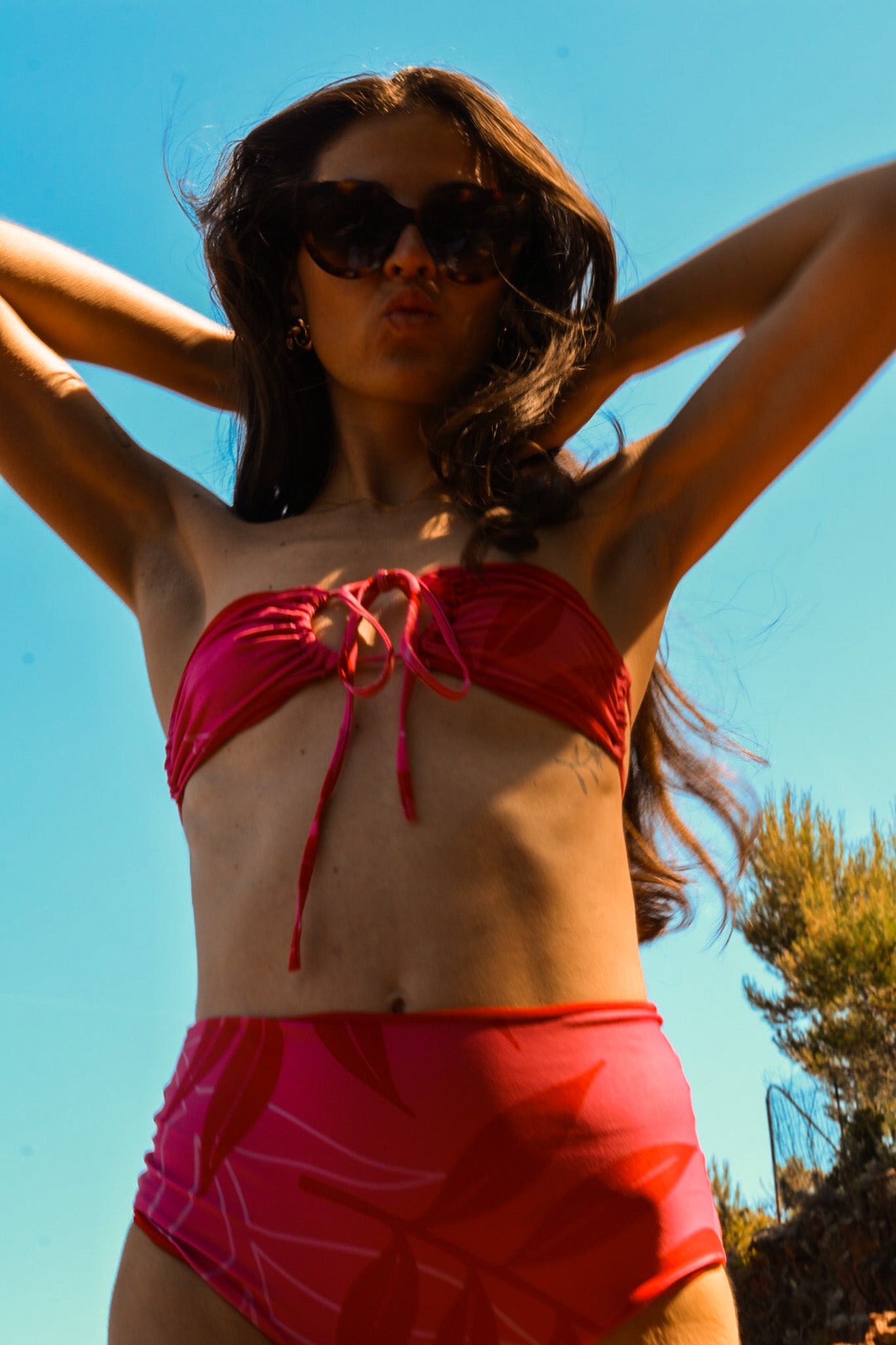 Craquez pour le haut Aru framboise réversible, à porter en bandeau ou en triangle. Modulable et confortable, il s’adapte à toutes vos envies plage.