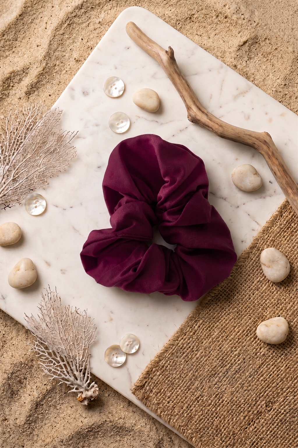 Chouchou Ika couleur framboise au style minimaliste et confortable en tissu recycle, upcycling