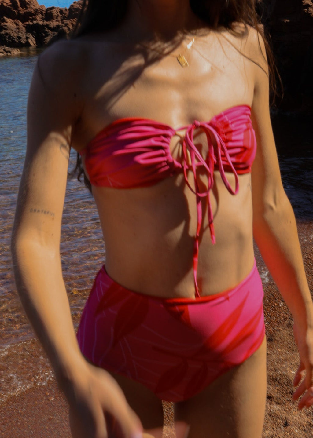 Le haut de maillot Aru porté révèle toute sa polyvalence avec son design réversible et modulable. Inspiré des îles, il combine confort, maintien naturel et liberté de style pour s’adapter à toutes tes envies.