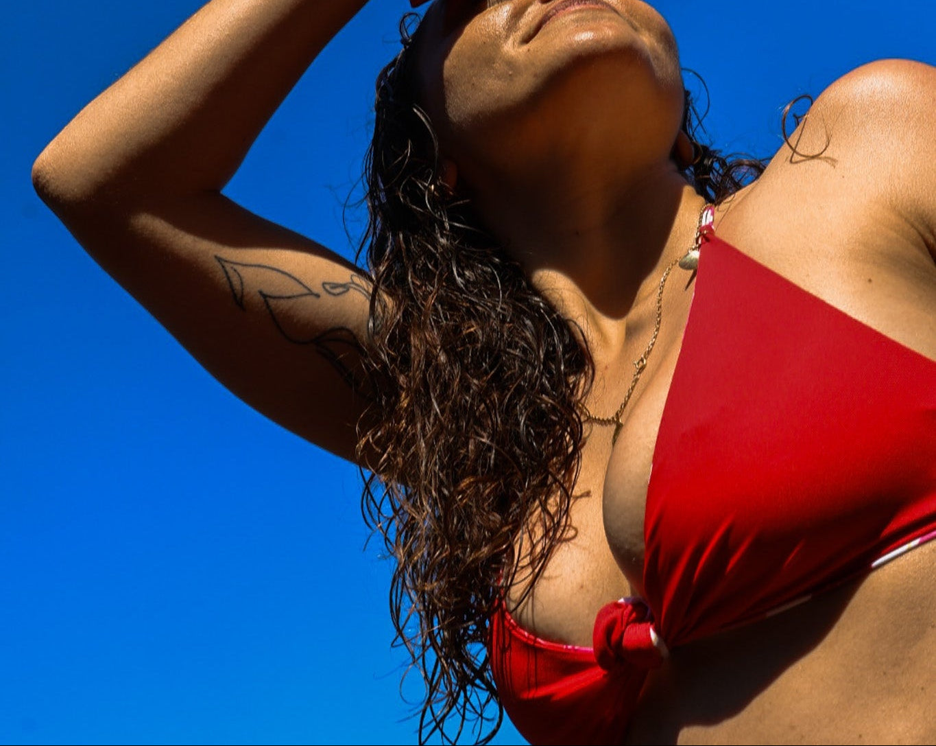 Le haut de maillot Tiare réversible uni framboise se porte aussi en bas grâce à son design modulable. Un bikini polyvalent et confortable pensé pour s’adapter à plusieurs styles.