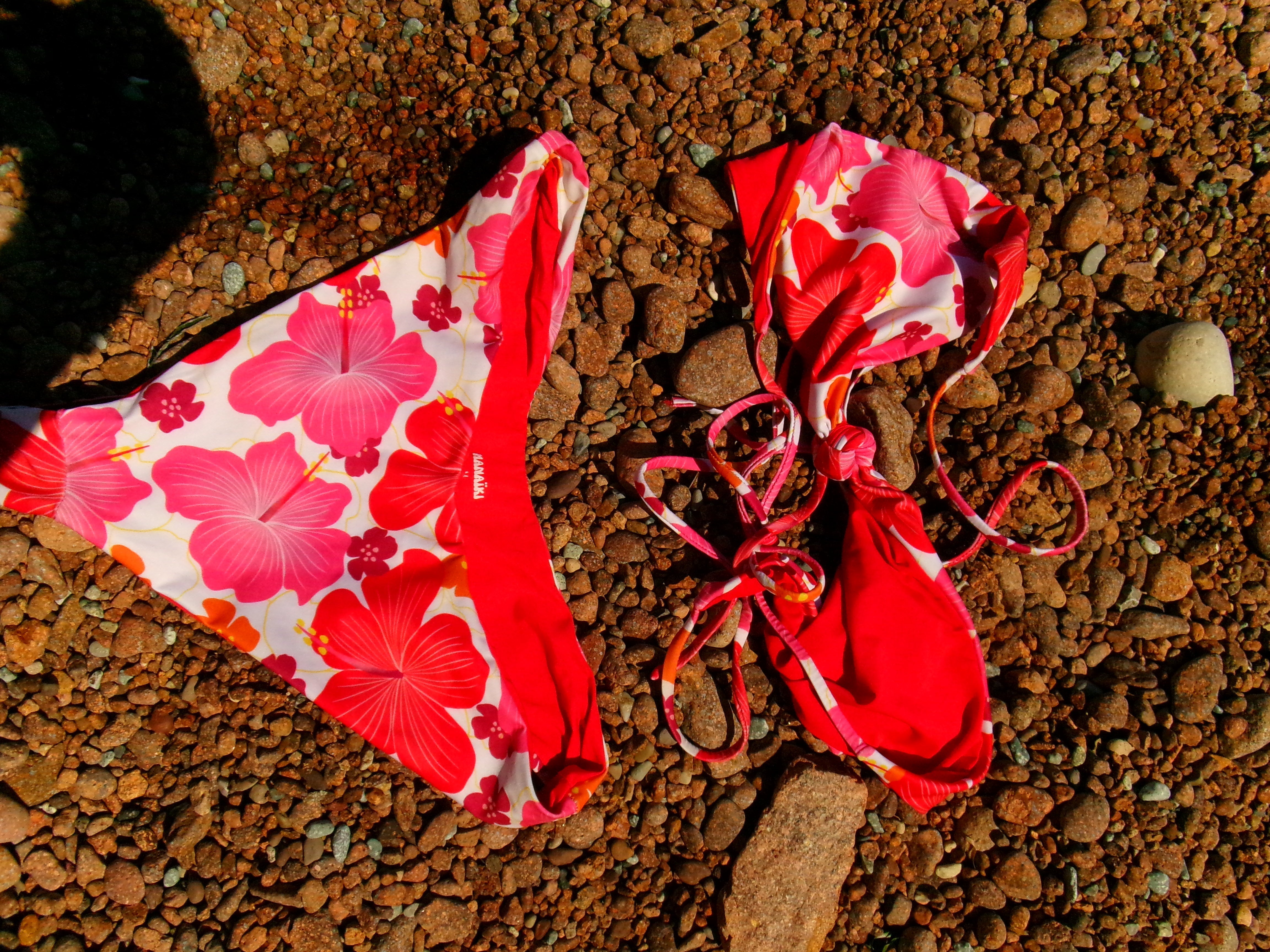 Inspirée par les îles et l’océan, Manaiki Bikini célèbre un style de vie libre, solaire et naturel à travers des maillots de bain pensés pour bouger avec vous.
