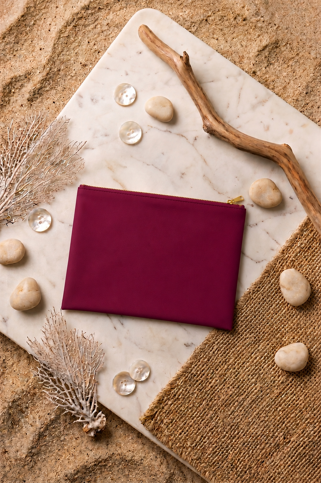 Pochette de plage IKA coloris cassis. Élégante, résistante et pratique, elle accompagne vos journées à la plage pour ranger maillot, pads et accessoires.
