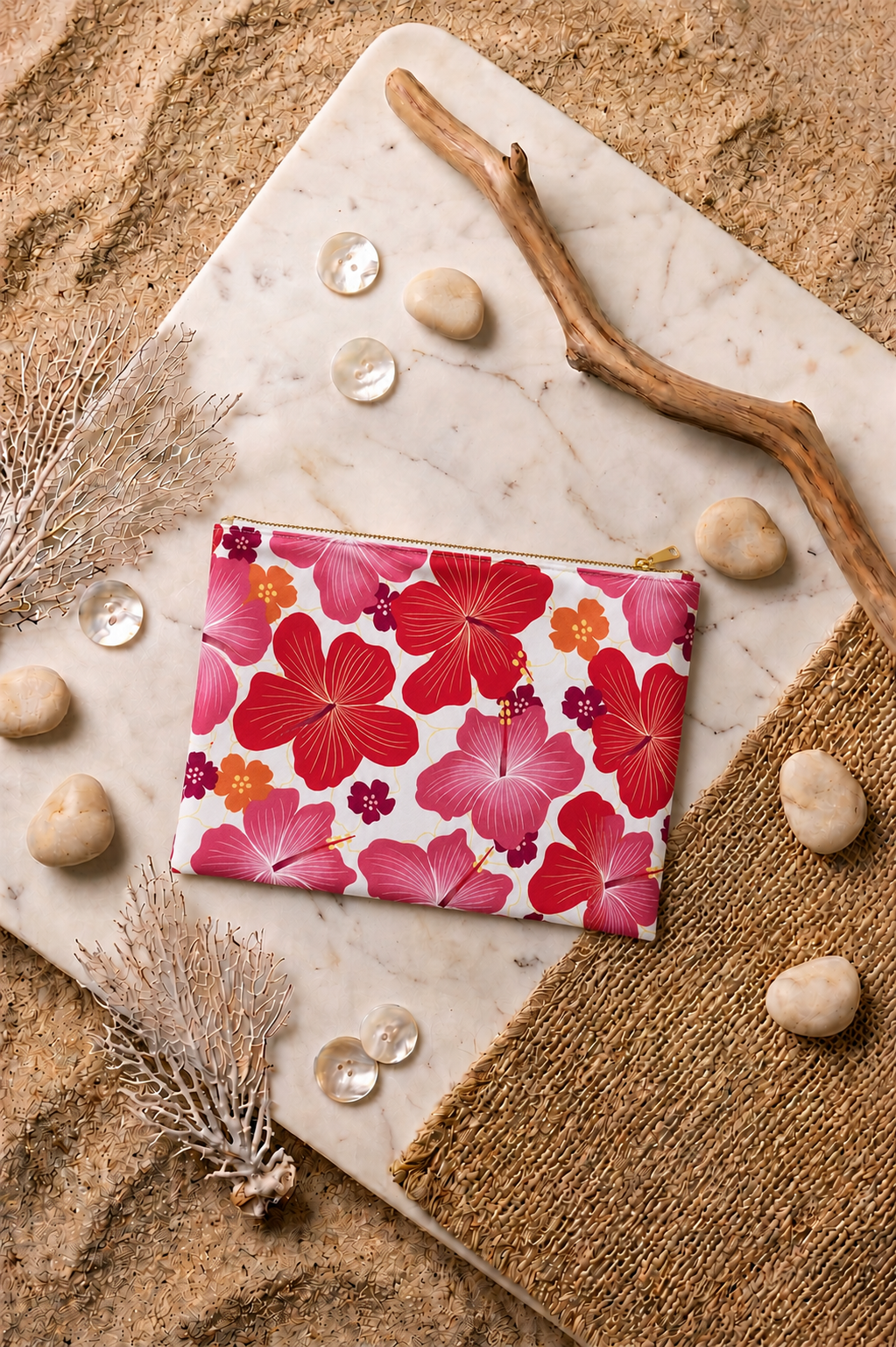 Pochette de plage TIARE imprimé feuille framboise. Conçue dans la matière de nos maillots de bain, idéale pour transporter pads, maillot et essentiels d'été.